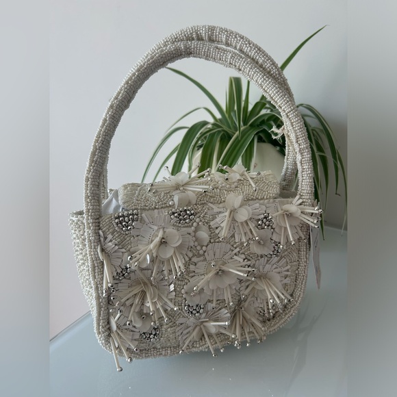 Viral handmade in India floral silver & white beaded flap handle bag - Picture 5 of 6
